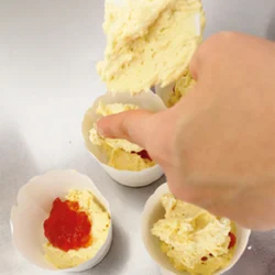 生地はカップにきっちり詰めなくても、焼くと自然に広がる。