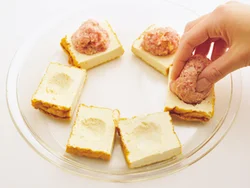 肉だねに均一に火が通るように、厚揚げは耐熱皿の縁のほうに並べて、肉だねをのせる。