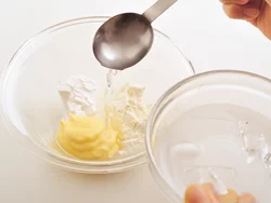 小麦粉、片栗粉、マヨネーズに冷水を様子を見ながら加えて、とろっとなるくらいを目安に混ぜる。