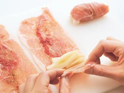 豚肉を縦に２枚広げ、梅肉をぬり、火の通りがよくなるように細切りにしたれんこんをのせて巻く。