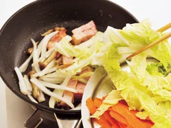 白菜の軸の部分を先に炒め、火の通りの早い白菜の葉とにんじんを加えたらさっと炒める。