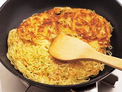 中華麺は木べらで押しつけ、両面に焦げ目がつくまで焼いてから炒め合わせると、風味がよくなる。