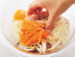 肉だねは、肉と野菜がよく混ざって、粘りが出るまで練り混ぜると、焼きやすい。
