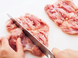 火の通りがいいように、とり肉は皮と反対側の面に、縦に数本ずつ浅い切り込みを入れる。