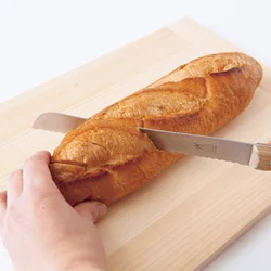 【パンの切れ目は等間隔に入れる】 パンには深めに切り目を入れる。ちぎったときにそれぞれのサンドイッチのパンの厚みが均一になるよう、等間隔に入れて。