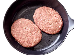 まずはハンバーグをこんがり焼きつけ