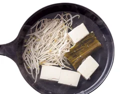 つけ合わせの野菜と温やっこの豆腐をゆで