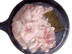 取り出したら肉をしゃぶしゃぶ