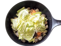 あさりと野菜を加えて蒸し焼きに