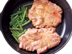肉と一緒に副菜の野菜を炒め