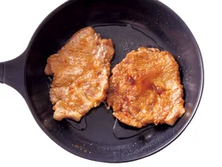 肉を両面こんがり焼きつけて