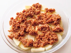 じゃがいもにひき肉をのせて加熱