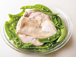 とり肉の上下を返し野菜も一緒に加熱