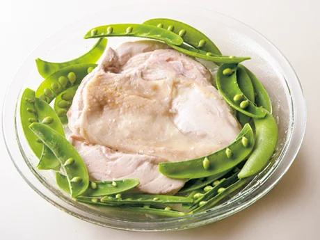 とり肉の上下を返し野菜も一緒に加熱