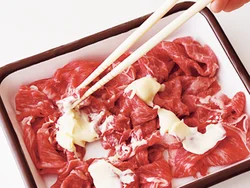 脂身の少ない牛肉も、マヨネーズでジューシーになり、炒め油いらずに。