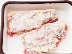 とんカツ用肉にマヨネーズをぬってから室温にもどすと、やわらかな焼き上がりに。