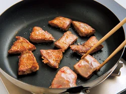片栗粉でころもをもみ込んでいるから、揚げたようにサクサク！うまみも逃げず、サクッ、じゅわ〜のおいしさ。