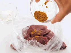 ポリ袋に牛レバー、カレー粉、小麦粉などを入れてシャカシャカふる。ラクチン＆味がなじんでおいしさアップ。