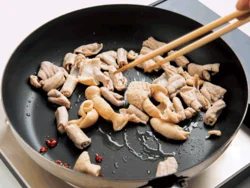 にんにく＆とうがらしを炒めた油を使うことで風味が溶け合う。焦げ目がつくまで焼いてジューシーに。