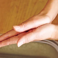 余分な塩が、拍手することによって下に落ちる。この1回の拍手で残る量が、適度な塩加減になる。