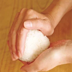 赤ちゃんの手がご飯のまん中にあるようなつもりで、やさしくむすぶと米粒が潰れず、おいしく仕上がる。