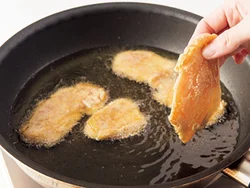 とり肉は薄いそぎ切りにしてあるので、少なめの油で揚げ焼きにすると、短い時間で火が通る。