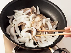 豚肉に焼き色がついたら新玉ねぎを加え、肉から出てきた脂を吸わせるように炒め、コクをアップ。