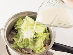 豆乳は煮立てると分離するので、あさりの口があいたら、キャベツとともに加え、さっと煮る。