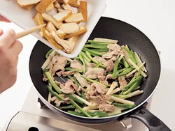 厚揚げはくずれやすいので、焼き色がつくまで焼いていったん取り出し、仕上げに戻し入れる。