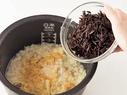 もどしたひじきは炒め合わせず、米を水加減したところに加えると、くずれずきれいに炊き上がる。