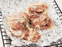 クシャッとしてのばしたアルミホイルにとり肉を並べて焼くと、張りつかず皮目がパリッと焼ける。