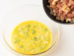 加熱せずに食べられるアボカドは卵液にそのまま入れ、じゃがいも、コンビーフは炒めて加える。