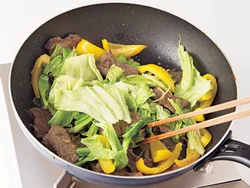 春キャベツは火の通りが早いので、肉、パプリカ、キャベツの順に時間差をつけて炒め合わせる。
