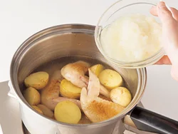 おろし玉ねぎを加えて煮込むと、とろっとして甘みが加わるうえ、肉がやわらかく仕上がる。