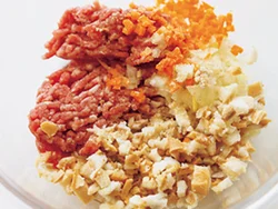 麩は粗みじん切りにし、肉だねに混ぜ込む。通常の肉の半分を麩に換えて、食べごたえはそのままにカロリーオフ。