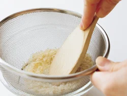 パン粉は、ざるでこして細かくする。こうすると、油の吸収が少なくなりカロリーも抑えられる。