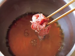 油は使わず、煮立った煮汁の中に具材をどんどん入れていくだけ。少なめの煮汁でしっかり味を含ませる。