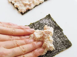 肉だねは焼くときにはがれないよう、片栗粉をふってからのりにしっかりくっつけて。のりの風味も、白いご飯によく合う。