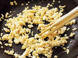 豆腐は箸４本を使って炒めると、手早く全体を細かくすることができ、ひき肉のような見た目と食感に。