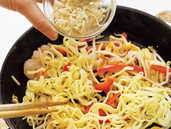 麺とともに切り干し大根を加えて炒める。歯ごたえのある切り干し大根を加えて、満足感もアップ。