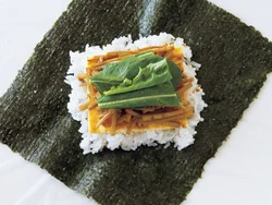 薄焼き卵は大きければ四角に切り分け、切り離したものものせる。