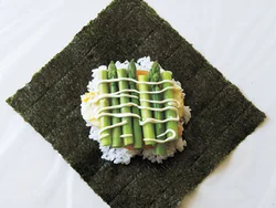 マヨネーズはのり代わり。アスパラとご飯を密着させてくれる。