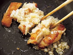 とり肉をフライパンに戻し、ねぎ塩だれを加えてからめる。こうすると、とり肉にねぎ塩だれがなじむ。