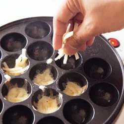 生地を流し入れる前にピザ用チーズを入れると、チーズに焼き目がついて表面がパリパリに。