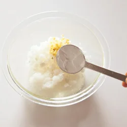 大根はすりおろしだけでなく粗みじん切りにしたものも加えると、食感に変化がつく。