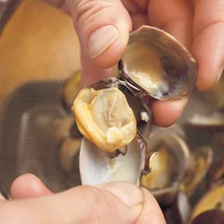 あさりの殻をあえてはずして食べやすくする