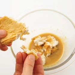 厚揚げは手でちぎってあえごろもに加える。豆腐の白あえに比べ、こってりして食べごたえがある。