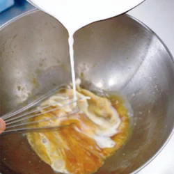牛乳は煮立てず、温める程度にし、ゆっくり少しずつ加える。