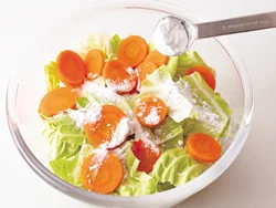 野菜に片栗粉をまぶしてから煮ると、牛乳に片栗粉が溶けてとろりとし、とり肉もしっとりする。