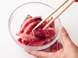 牛肉にはオイスターソースで下味をつけて。仕上げのオイスターソースが少量でも味がまとまる。